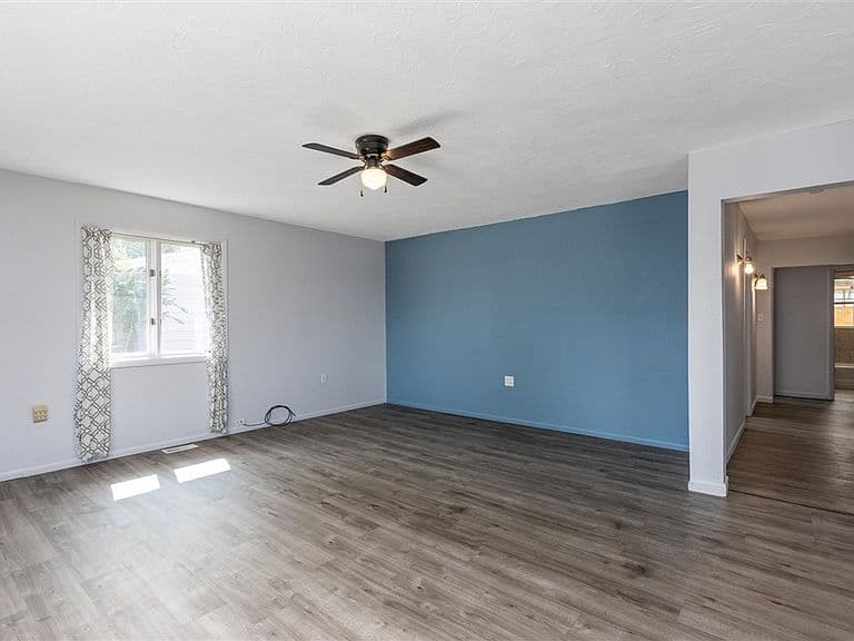 452 Hillview Ln photo 3