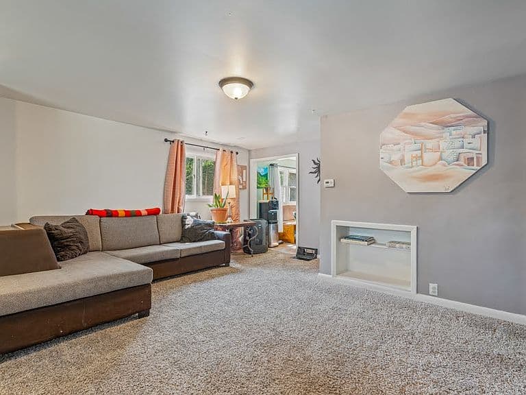 302 6th Ave photo 4