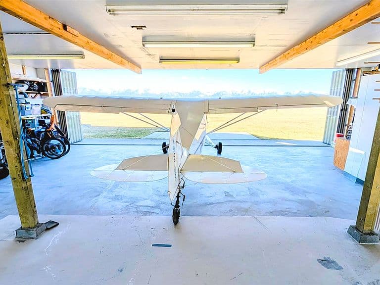 33 Staggerwing Lndg photo 3