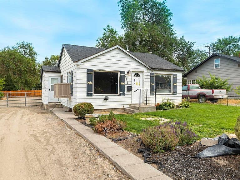 281 Lois St photo 1
