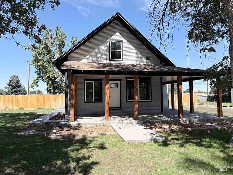 488 3rd Ave W photo 3