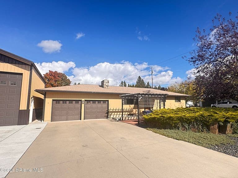 1621 E Haycraft Ave photo 2