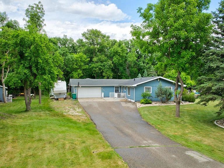 605 Sheyenne St photo 2