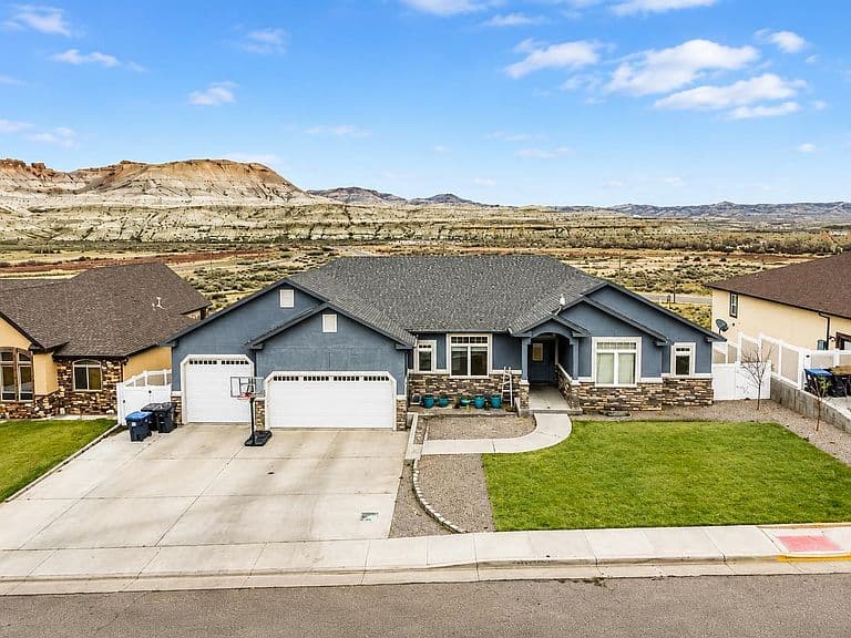 2340 Alexandra Cir photo 2