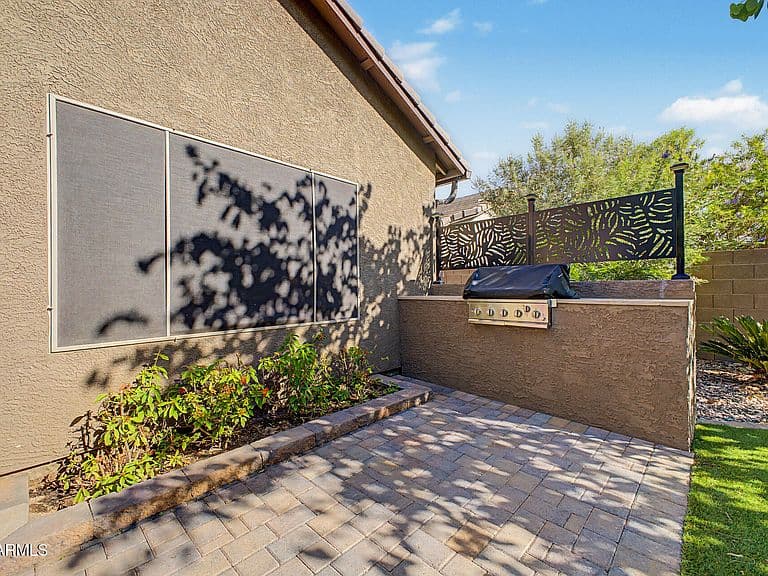 2504 N HUDSON Drive photo 3