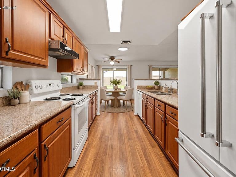 5600 W WHITTEN Street photo 3