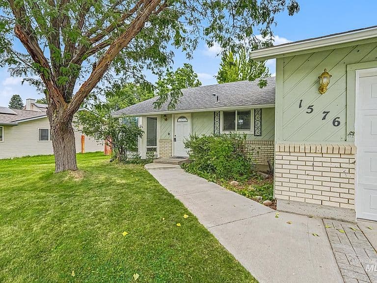 1576 S Linda Vista Ave photo 2
