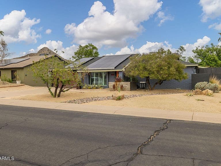 2360 E SAHUARO Drive photo 2