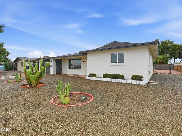 5446 E UNIVERSITY Drive photo 2