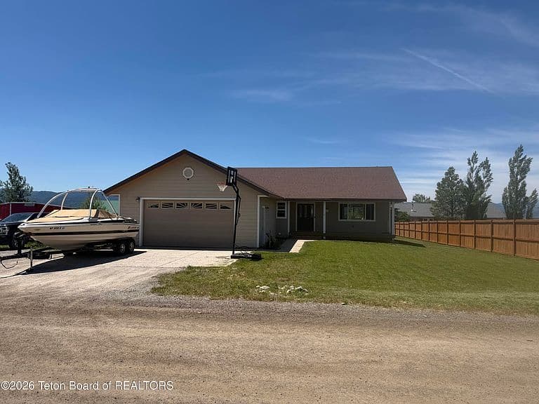 170 Lilac Dr photo 3