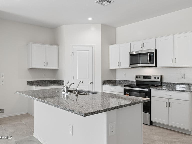 1635 W HESS Avenue photo 4