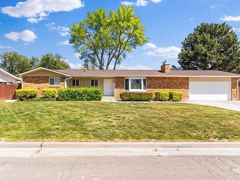 1337 Holly Dr photo 1