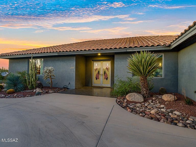 6641 N Calle Padre Felipe photo 4