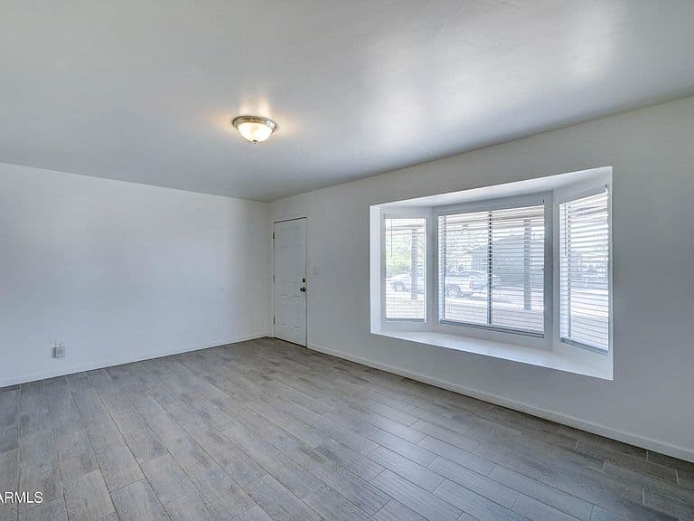 1124 W COCHISE Drive photo 4