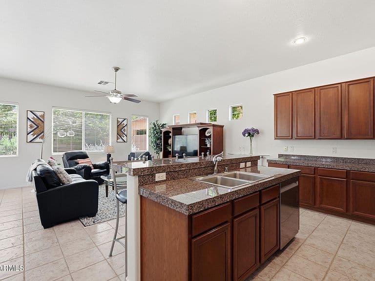 2015 W Olive Way photo 4