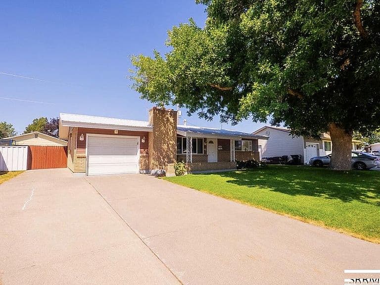 825 Sykes Dr photo 3