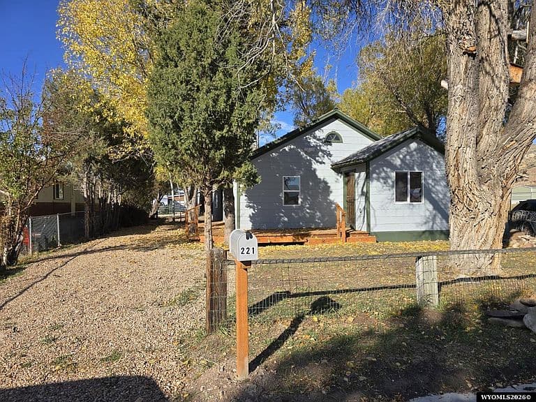 221 Beryl St photo 3