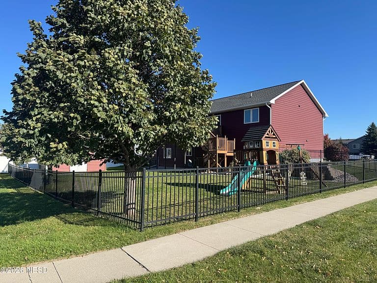1001 Cherry Dr photo 4