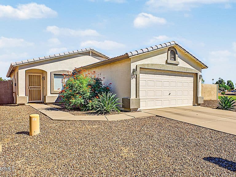 726 E MAHONEY Circle photo 4