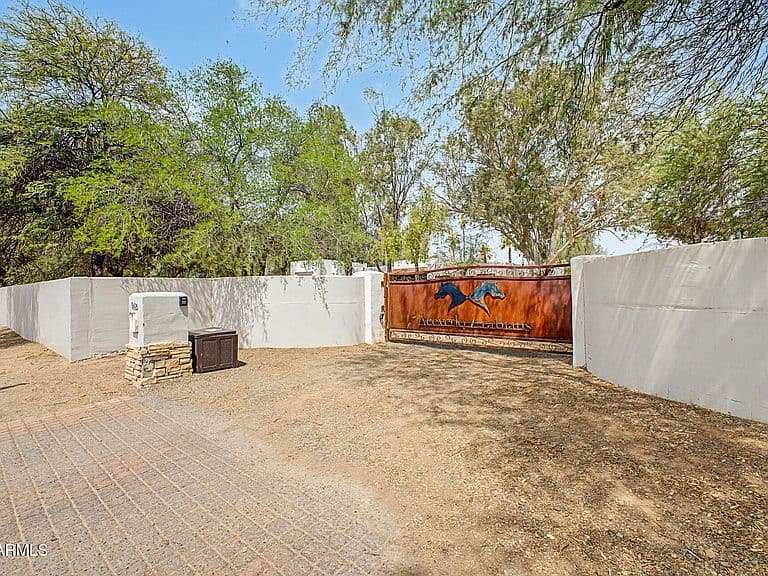 9420 E CACTUS Road photo 3