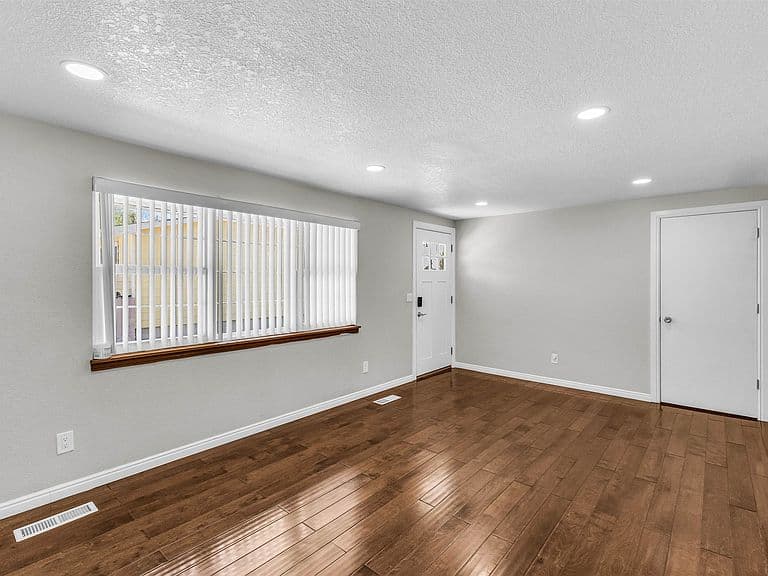 1009 Continental St photo 5