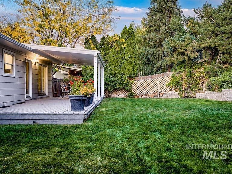 533 E Curling Dr photo 2
