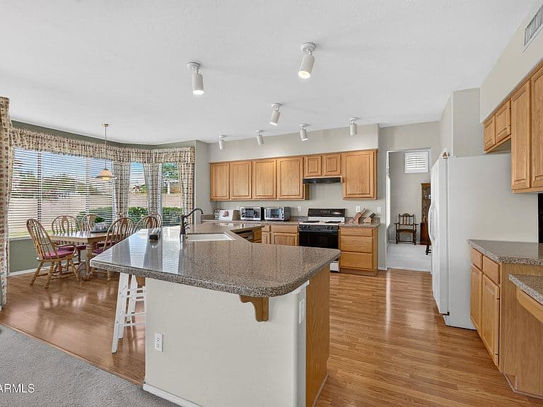 1936 W LARK Drive photo 3
