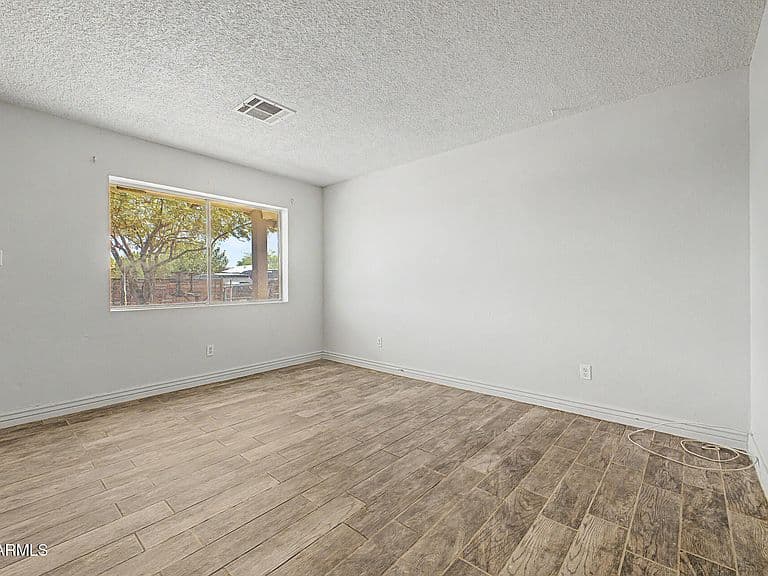 219 N LINCOLN Avenue photo 4