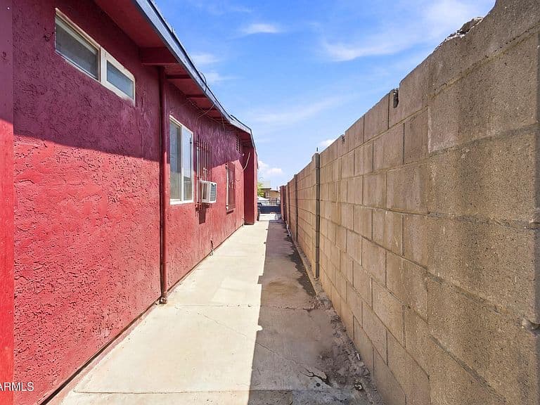 902 S 30TH Drive photo 5