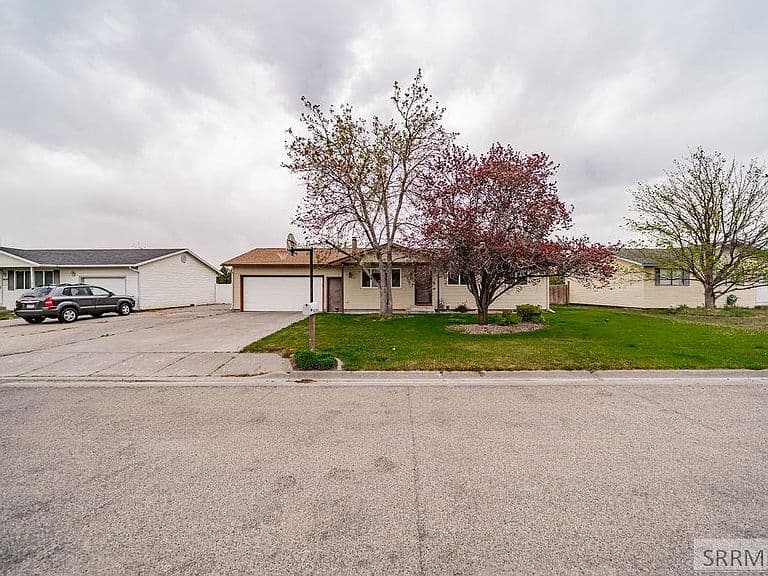4355 E Greenwillow Ln photo 2