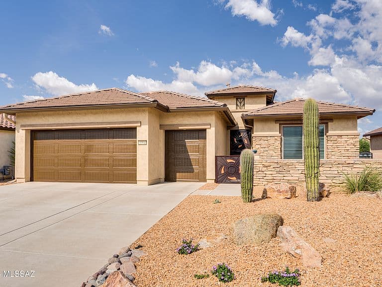 1084 N Grand Canyon Dr photo 3