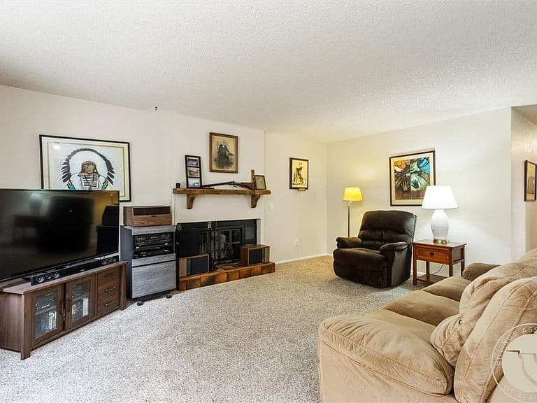 2121 Green Valley Dr photo 4