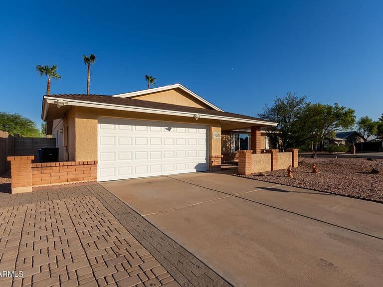 2705 W SUMMIT Place photo 2