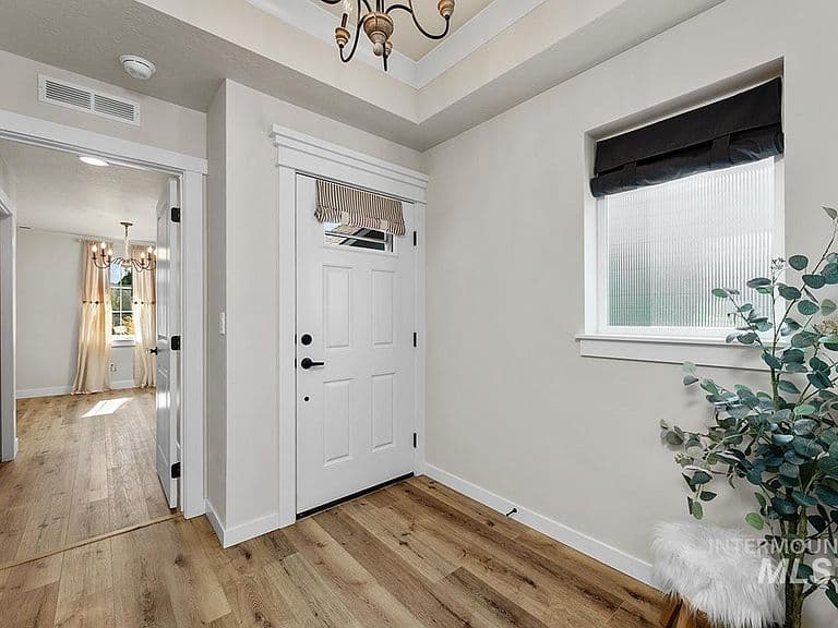 122 W Hyndman Dr photo 3
