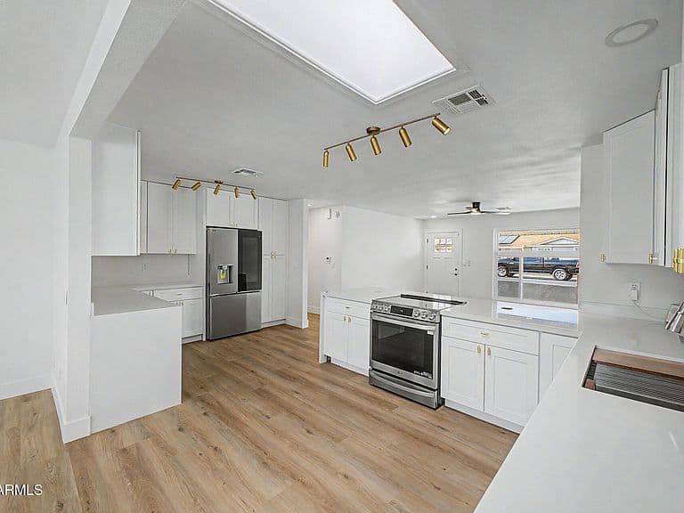 2507 W CORRINE Drive photo 5