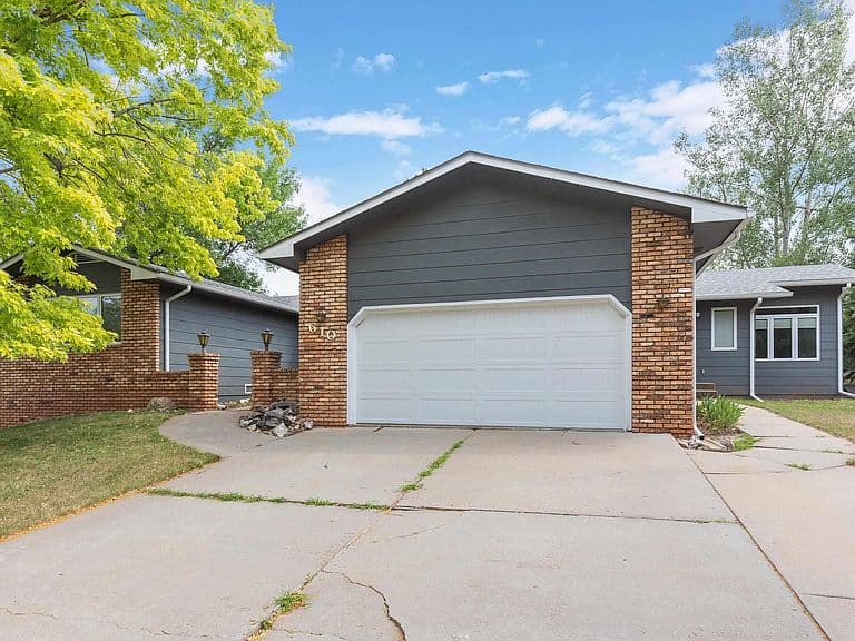 610 Fairlawn Dr photo 1