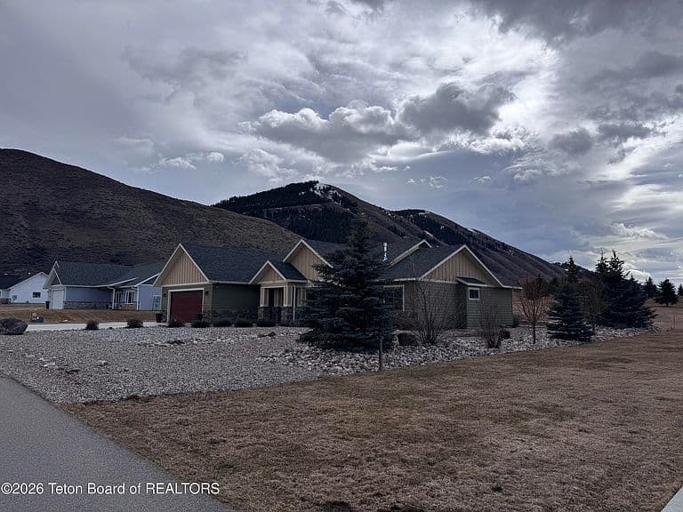 111 E Papworth Ln photo 3