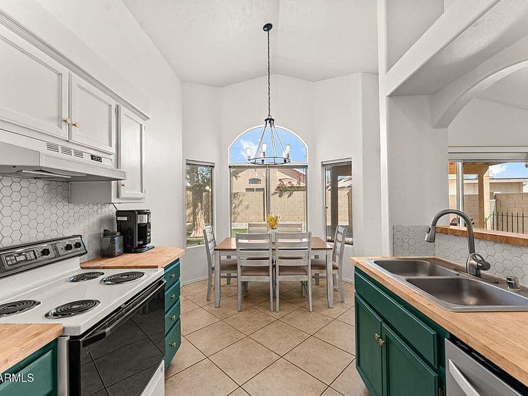 8414 W TROY Street photo 3