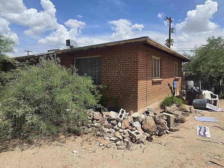 536 E Flores St photo 2