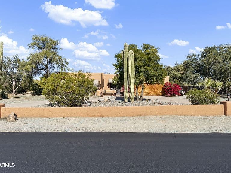 8018 E VISTA BONITA Drive photo 2