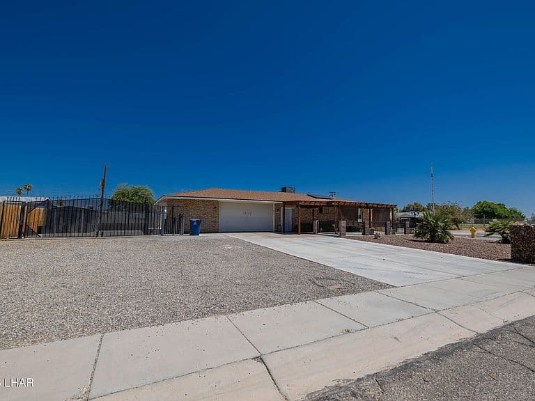 1717 S Ocotillo Ave photo 2