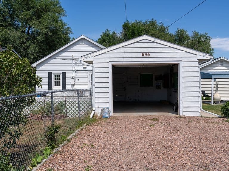 646 E Works St photo 2