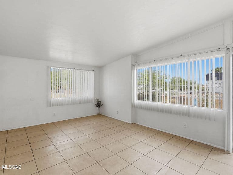 1105 E Garden Loop photo 3