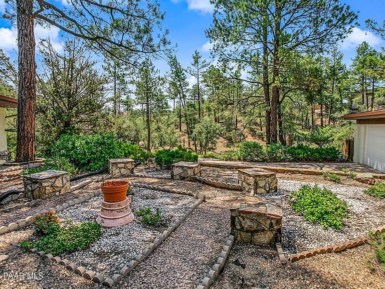 1020 Evergreen Rd photo 3