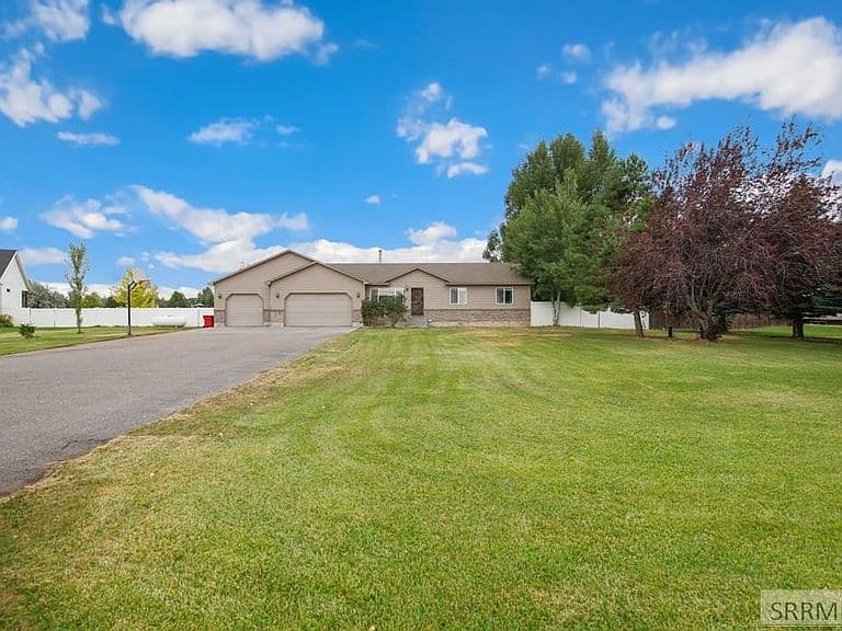 4234 E 295 N photo 2