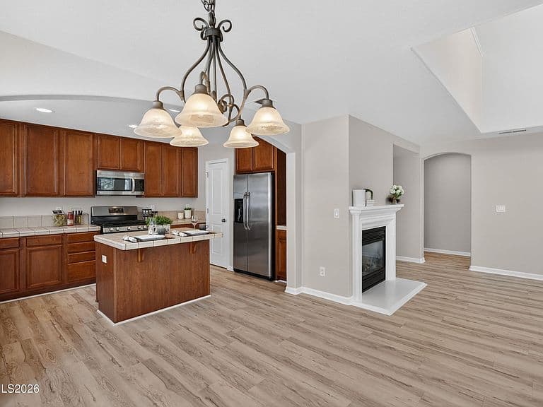 1630 Spring Hill Dr photo 4
