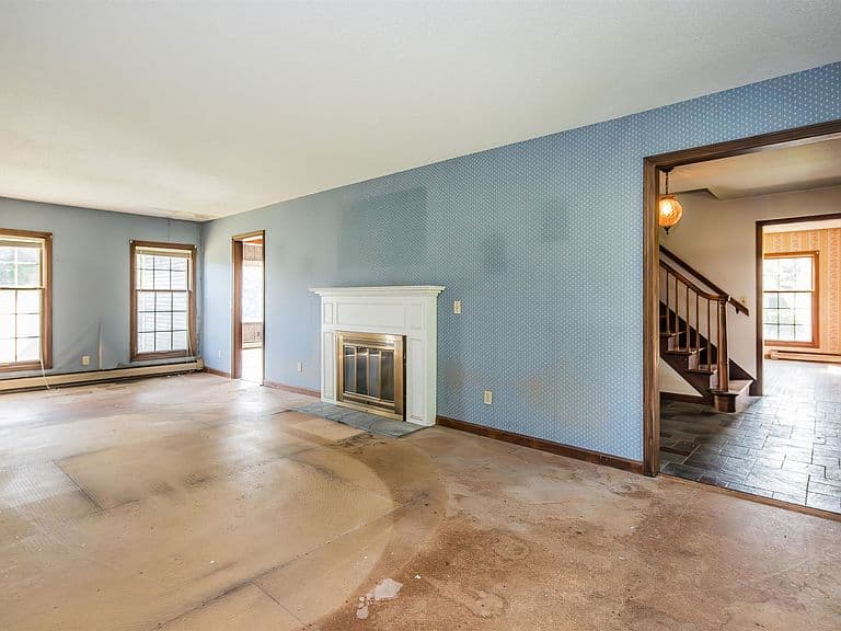 324 Middle Road photo 4