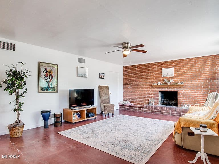 2627 N Euclid Ave photo 5