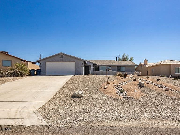 2586 Inverness Dr photo 1