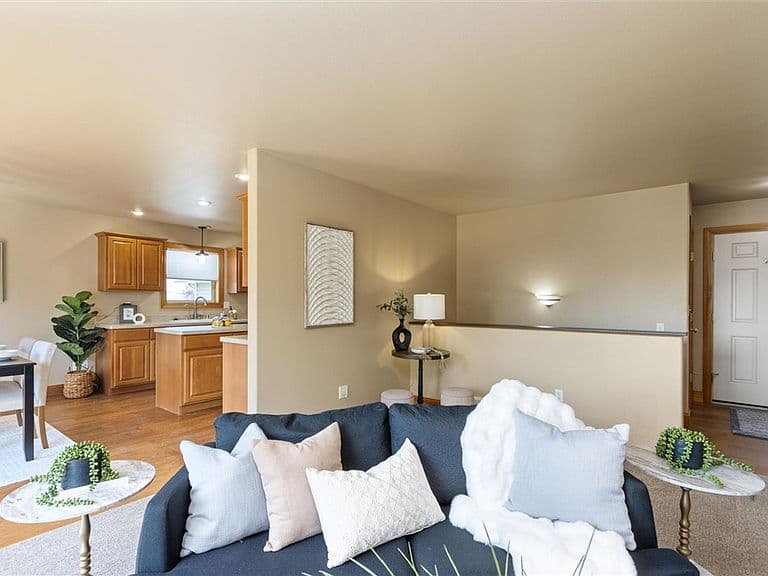 7140 Silversprings Cir photo 4